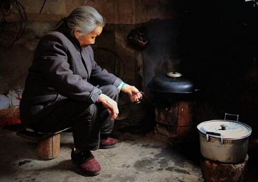 Bà lão 90 tuổi nhờ con trai giữ hộ 550 triệu đồng tiết kiệm, 1 tháng sau phải viết đơn kiện con ra toà- Ảnh 1. Bà lão 90 tuổi nhờ con trai giữ hộ 550 triệu đồng tiết kiệm, 1 tháng sau phải viết đơn kiện con ra toà- Ảnh 1.