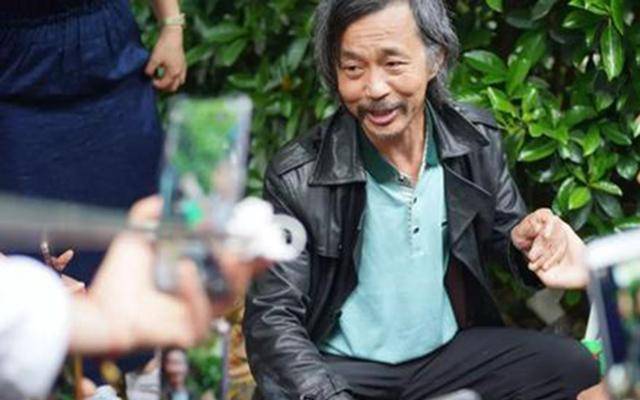Người đàn ông ăn xin bỗng nổi tiếng sau một đêm, đổi đời thành triệu phú và được cả nước gọi là “thầy”: Lý do vô cùng bất ngờ- Ảnh 5.