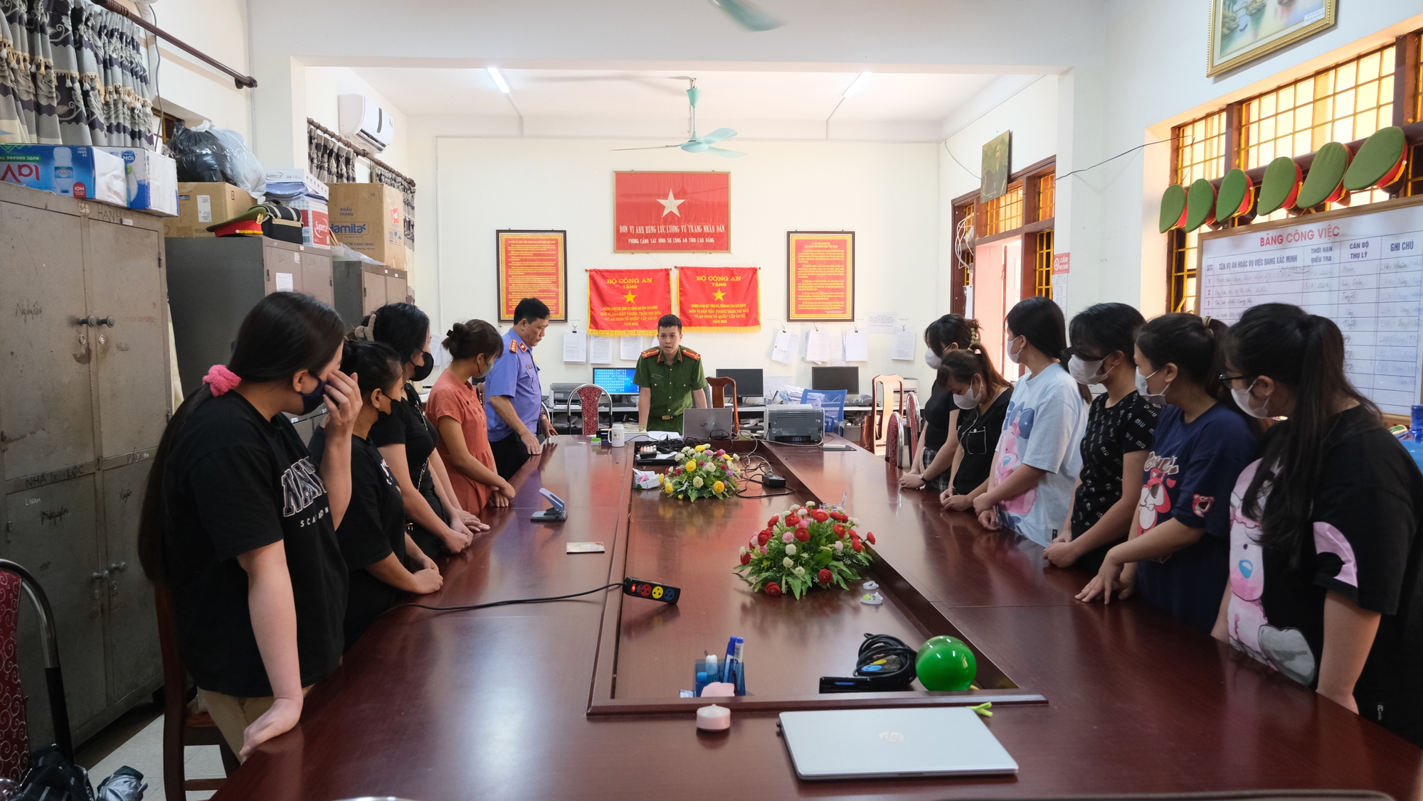 Khởi tố thêm 11 bị can trong đường dây lừa đảo giả danh Shopee- Ảnh 1. Khởi tố thêm 11 bị can trong đường dây lừa đảo giả danh Shopee- Ảnh 1.