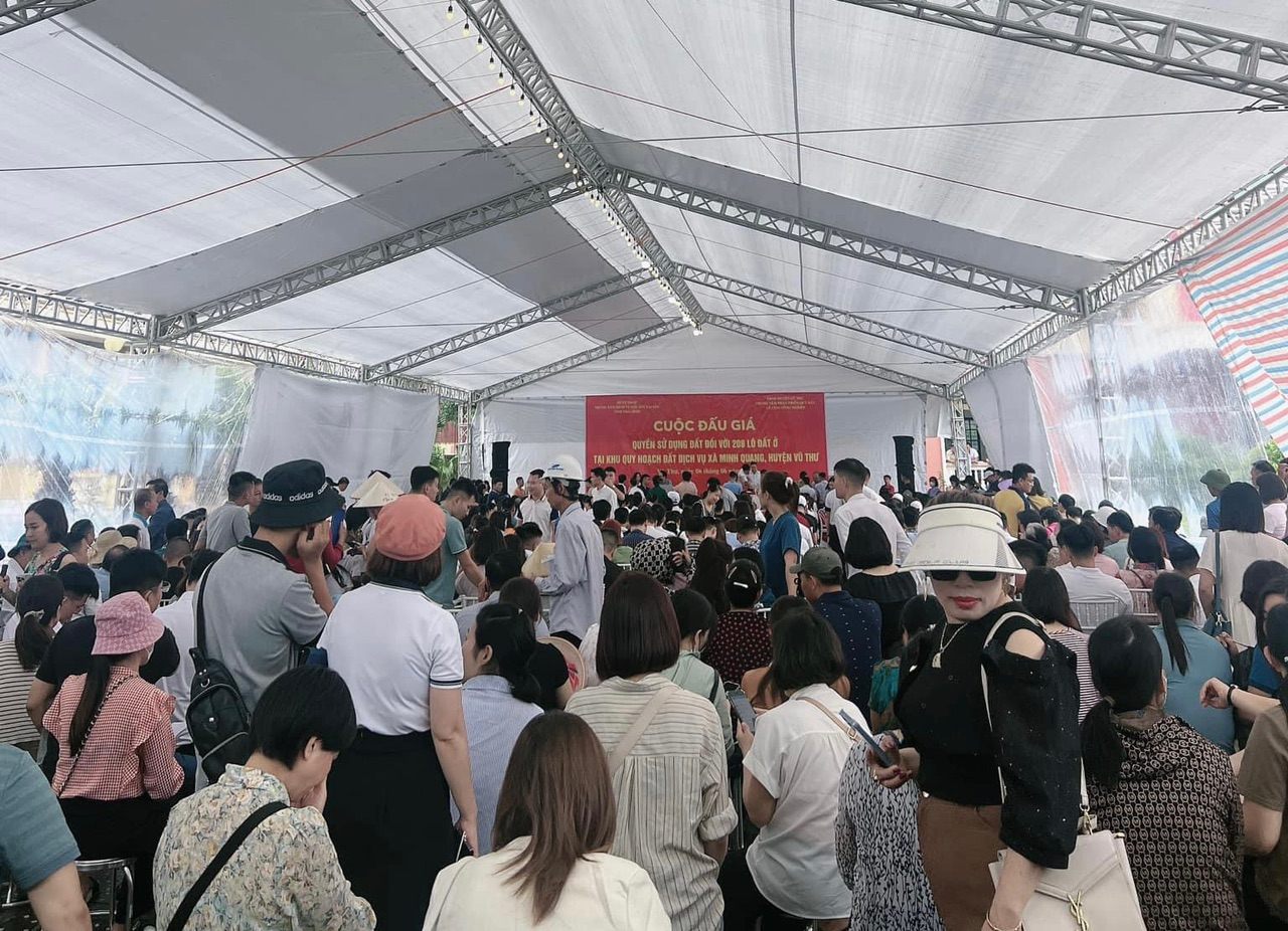 photo-1717768121578 photo-1717768121578