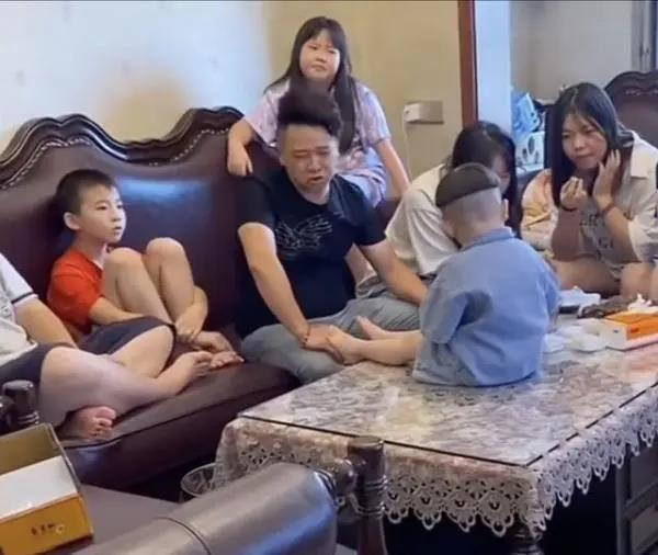 Người cậu nuôi 16 đứa cháu trong 2 tháng nghỉ hè: Mỗi ngày bật 5 chiếc điều hòa, ăn hết 16kg gạo, 8kg thịt, 20 quả trứng- Ảnh 1. Người cậu nuôi 16 đứa cháu trong 2 tháng nghỉ hè: Mỗi ngày bật 5 chiếc điều hòa, ăn hết 16kg gạo, 8kg thịt, 20 quả trứng- Ảnh 1.