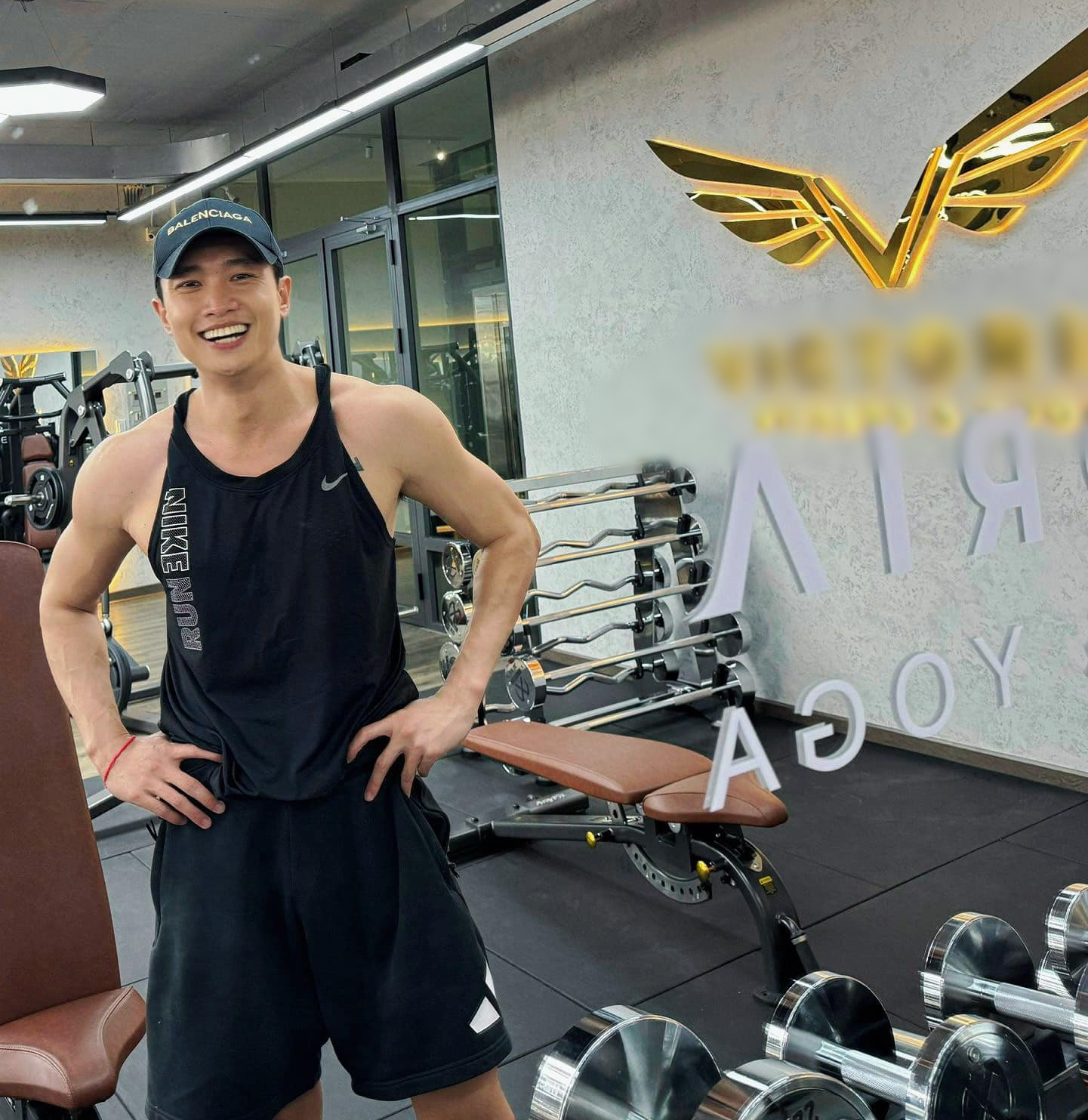 Nam diễn viên từng đi phụ hồ, bán vé số: U40 làm đại gia mì cay có hơn 100 cửa hàng trên khắp cả nước, ở biệt thự 40 tỷ, phong độ nhưng vẫn độc thân- Ảnh 9. Nam diễn viên từng đi phụ hồ, bán vé số: U40 làm đại gia mì cay có hơn 100 cửa hàng trên khắp cả nước, ở biệt thự 40 tỷ, phong độ nhưng vẫn độc thân- Ảnh 9.