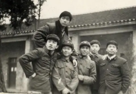 Nam sinh liều lĩnh nộp giấy trắng trong kỳ thi đại học, bỏ lỡ 15 năm cuộc đời vì 1 lý do: Trưởng thành nỗ lực từ tay trắng trở thành tỷ phú- Ảnh 1. Nam sinh liều lĩnh nộp giấy trắng trong kỳ thi đại học, bỏ lỡ 15 năm cuộc đời vì 1 lý do: Trưởng thành nỗ lực từ tay trắng trở thành tỷ phú- Ảnh 1.