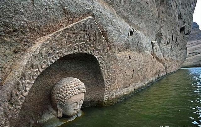 Mực nước hồ giảm mạnh, dân làng tá hỏa khi phát hiện vật thể lạ có màu trắng xóa: Chuyên gia lập tức cho phong toả toàn khu vực- Ảnh 2. Mực nước hồ giảm mạnh, dân làng tá hỏa khi phát hiện vật thể lạ có màu trắng xóa: Chuyên gia lập tức cho phong toả toàn khu vực- Ảnh 2.