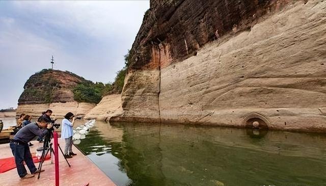 Mực nước hồ giảm mạnh, dân làng tá hỏa khi phát hiện vật thể lạ có màu trắng xóa: Chuyên gia lập tức cho phong toả toàn khu vực- Ảnh 1. Mực nước hồ giảm mạnh, dân làng tá hỏa khi phát hiện vật thể lạ có màu trắng xóa: Chuyên gia lập tức cho phong toả toàn khu vực- Ảnh 1.