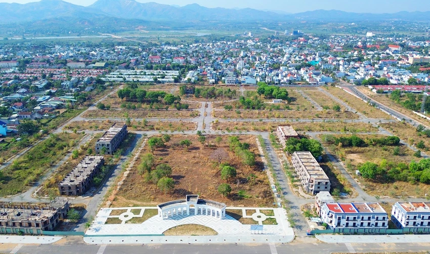 photo-1720060554893 photo-1720060554893