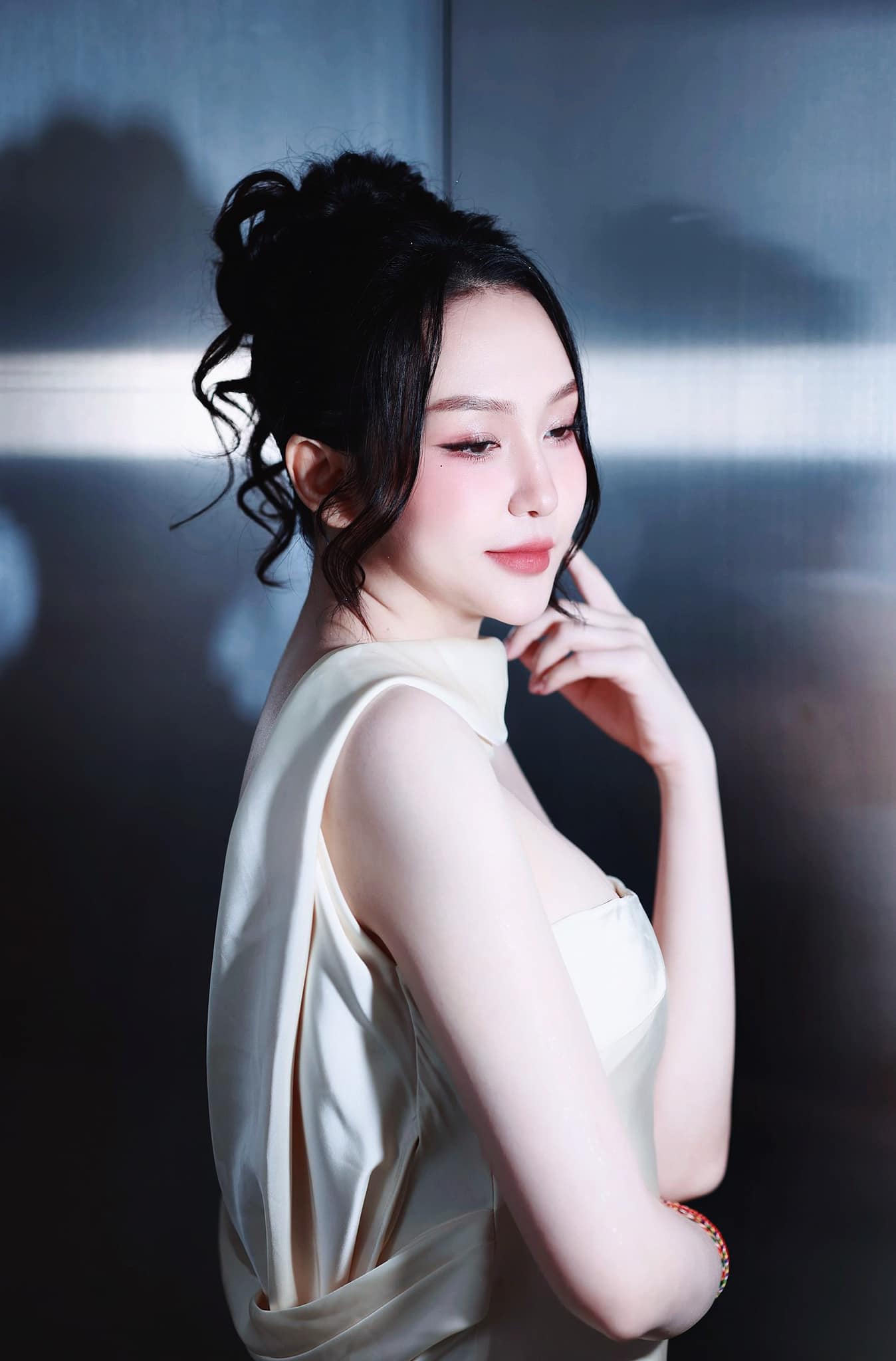 Vợ hot girl kém 12 tuổi của Tuấn Hưng: 