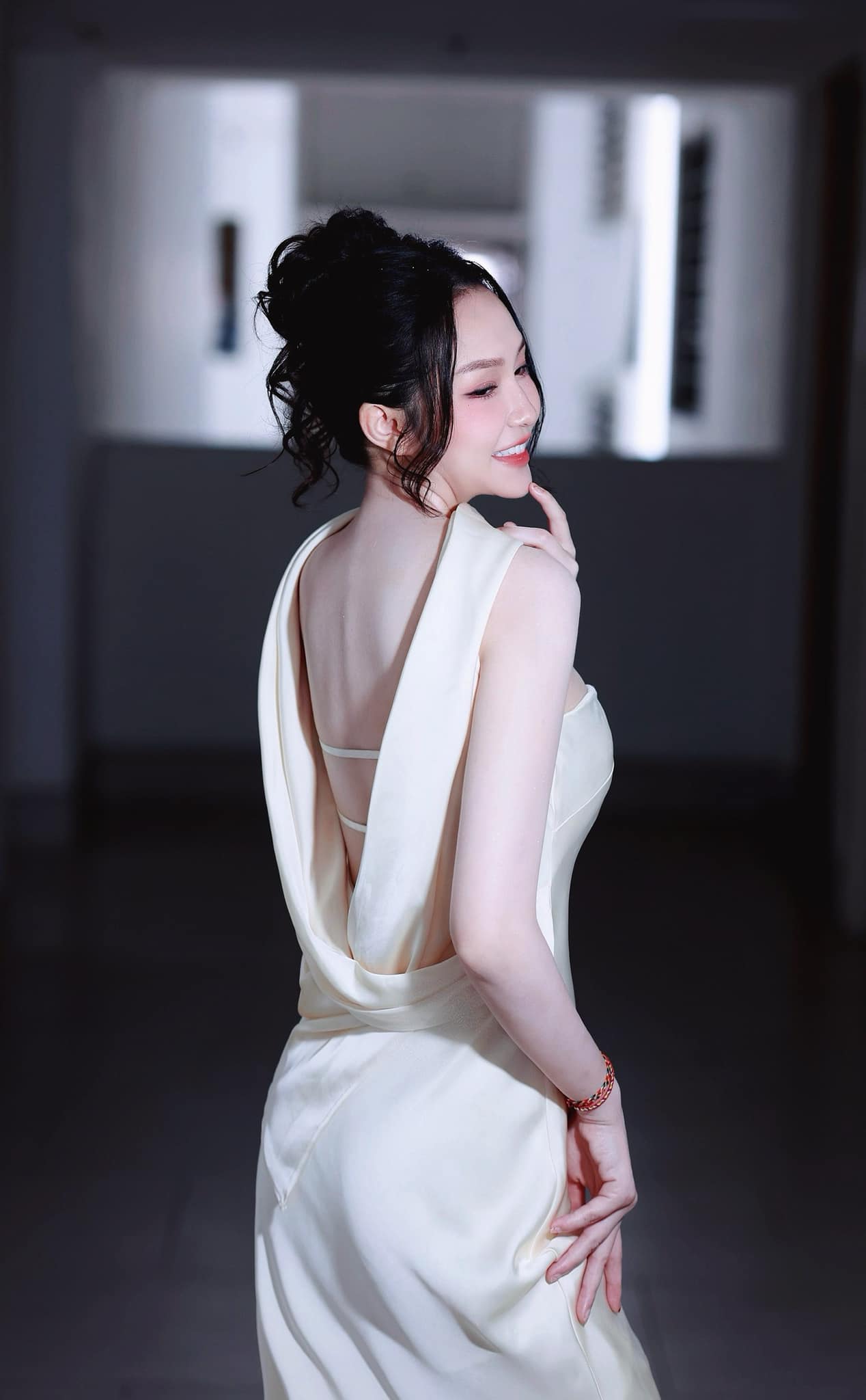 Vợ hot girl kém 12 tuổi của Tuấn Hưng: 