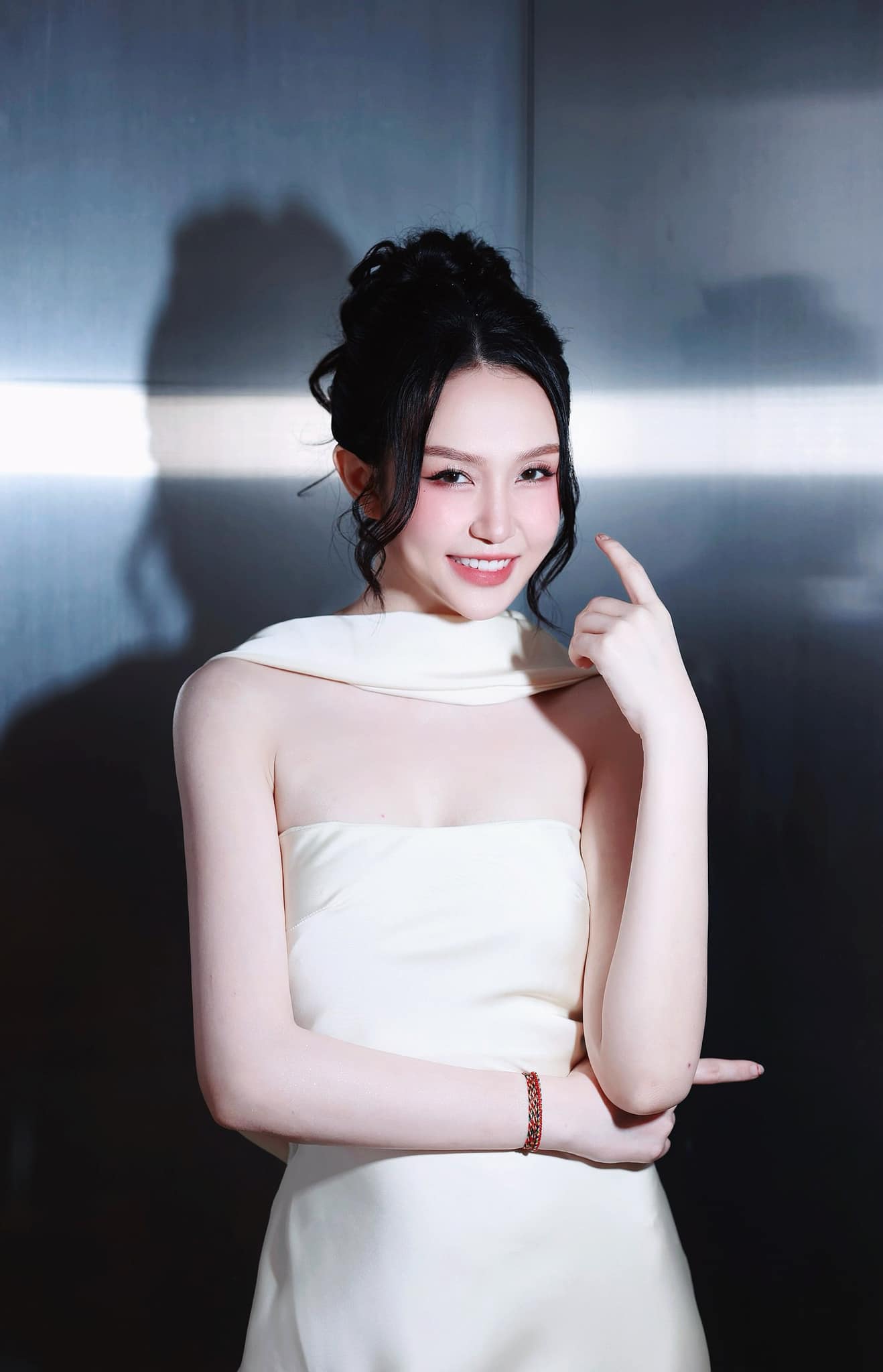 Vợ hot girl kém 12 tuổi của Tuấn Hưng: 