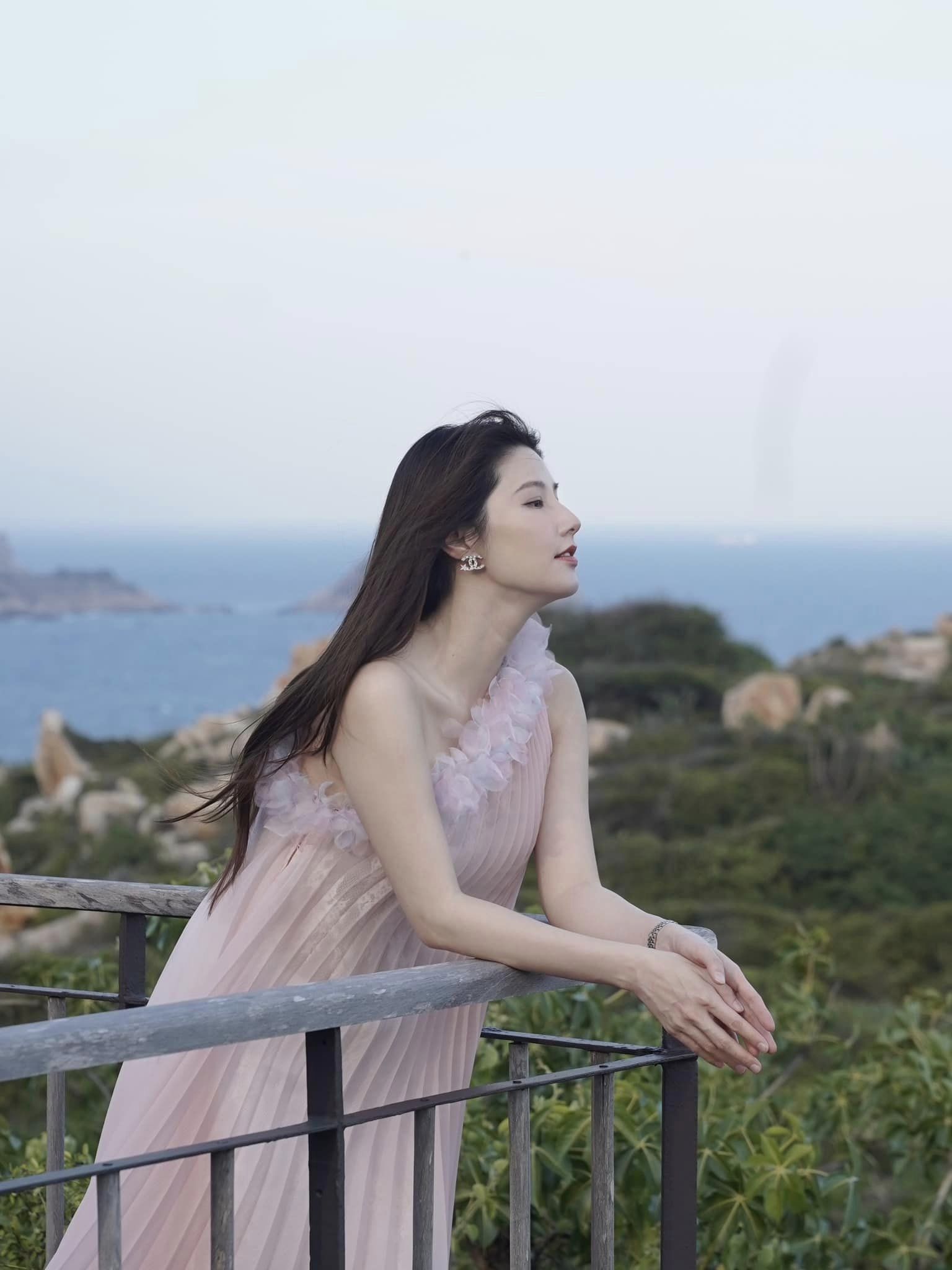 Diễm My 9X đẹp như tiên tử ở resort “đắt nhất Việt Nam”: Giá gần 240 triệu đồng/đêm, ẩn hiện trên dãy núi Chúa- Ảnh 2. Diễm My 9X đẹp như tiên tử ở resort “đắt nhất Việt Nam”: Giá gần 240 triệu đồng/đêm, ẩn hiện trên dãy núi Chúa- Ảnh 2.