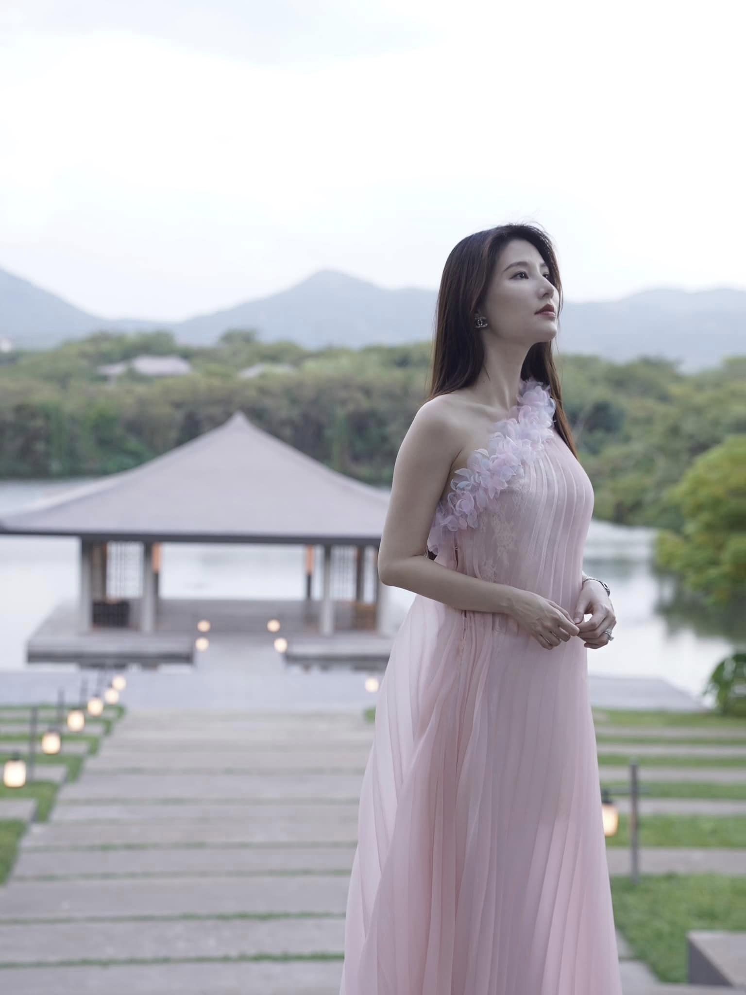 Diễm My 9X đẹp như tiên tử ở resort “đắt nhất Việt Nam”: Giá gần 240 triệu đồng/đêm, ẩn hiện trên dãy núi Chúa- Ảnh 3. Diễm My 9X đẹp như tiên tử ở resort “đắt nhất Việt Nam”: Giá gần 240 triệu đồng/đêm, ẩn hiện trên dãy núi Chúa- Ảnh 3.