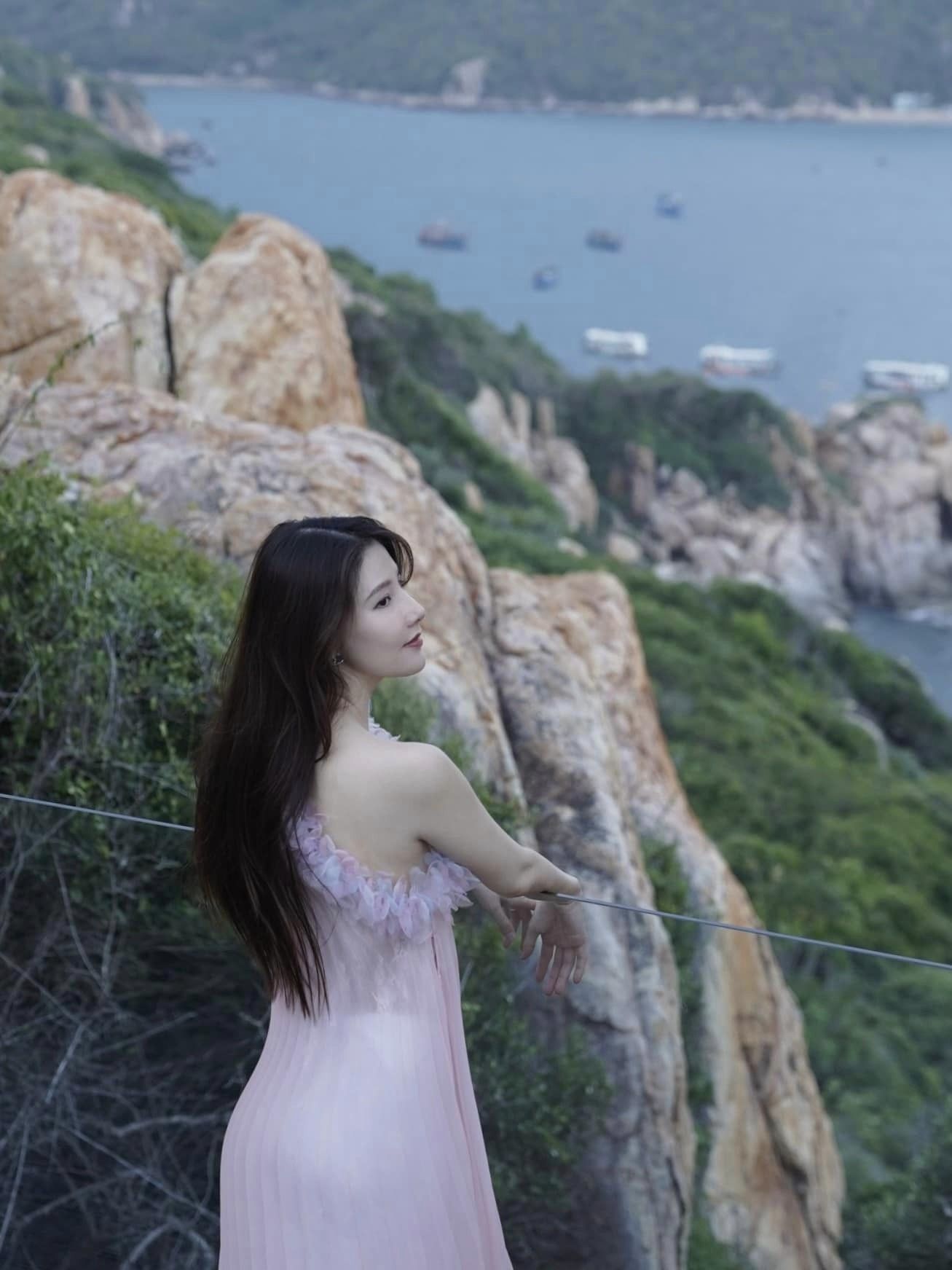 Diễm My 9X đẹp như tiên tử ở resort “đắt nhất Việt Nam”: Giá gần 240 triệu đồng/đêm, ẩn hiện trên dãy núi Chúa- Ảnh 1.