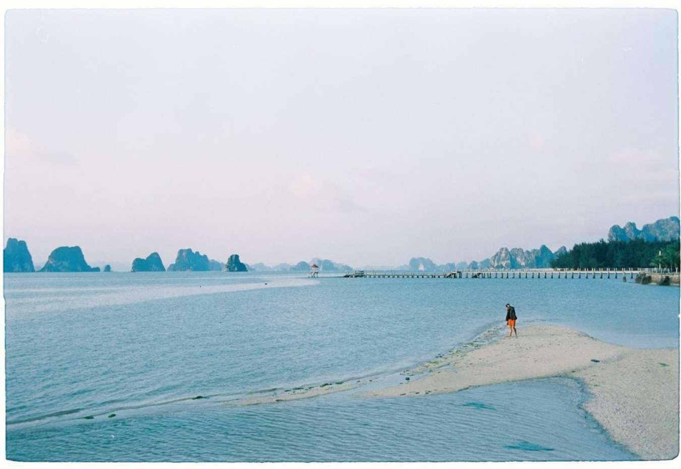 Việt Nam có 1 nơi sở hữu kỳ quan thiên nhiên thế giới, hút hơn 10 triệu lượt khách đầu năm 2024: Cảnh đẹp hùng vĩ, kỳ thú bậc nhất hành tinh, du lịch 4 mùa đều hợp- Ảnh 12. Biển Vân Đồn hoang sơ