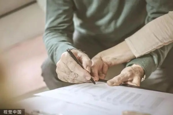 Cụ ông 80 tuổi để lại 19 bản di chúc, con gái và cháu gái kiện nhau cùng đòi thừa kế một thứ: Tòa án đưa ra phán quyết không thể ngờ- Ảnh 2. Cụ ông 80 tuổi để lại 19 bản di chúc, con gái và cháu gái kiện nhau cùng đòi thừa kế một thứ: Tòa án đưa ra phán quyết không thể ngờ- Ảnh 2.