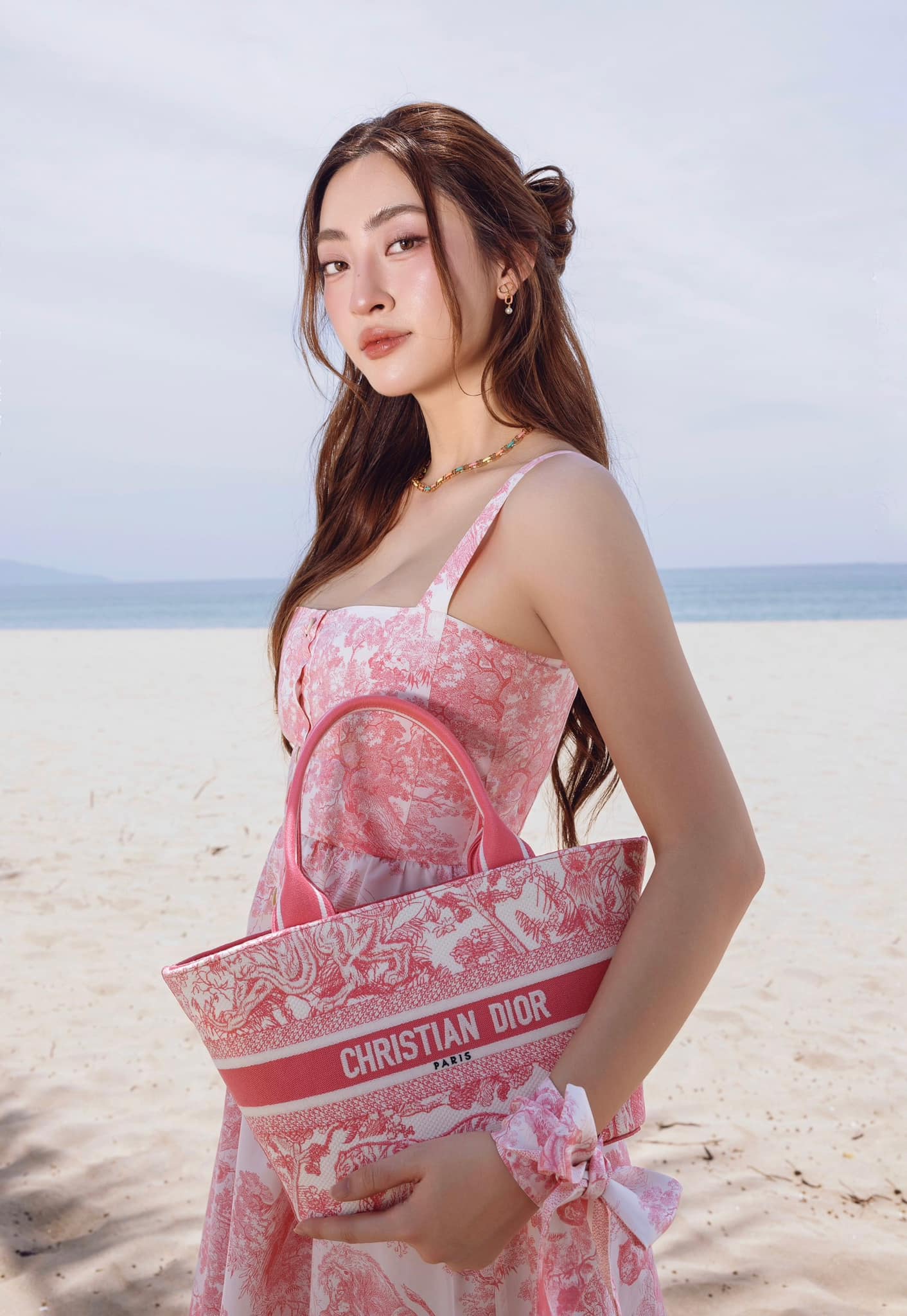 HH Lương Thuỳ Linh: 19 tuổi đăng quang hoa hậu, cao 1m80, chân dài 1m22, thành công vượt trội sau 5 năm
- Ảnh 7. HH Lương Thuỳ Linh: 19 tuổi đăng quang hoa hậu, cao 1m80, chân dài 1m22, thành công vượt trội sau 5 năm
- Ảnh 7.