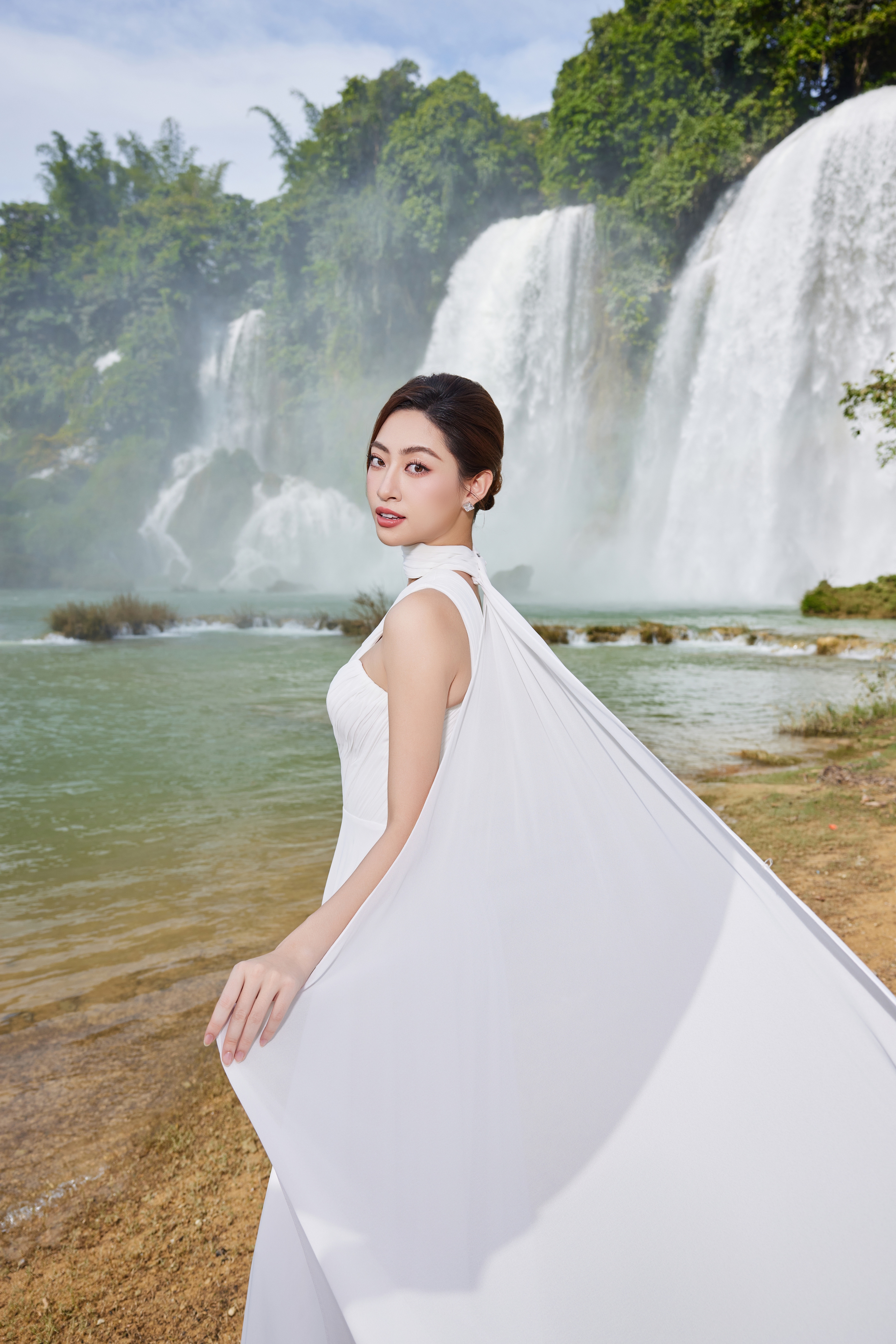 HH Lương Thuỳ Linh: 19 tuổi đăng quang hoa hậu, cao 1m80, chân dài 1m22, thành công vượt trội sau 5 năm
- Ảnh 2. HH Lương Thuỳ Linh: 19 tuổi đăng quang hoa hậu, cao 1m80, chân dài 1m22, thành công vượt trội sau 5 năm
- Ảnh 2.