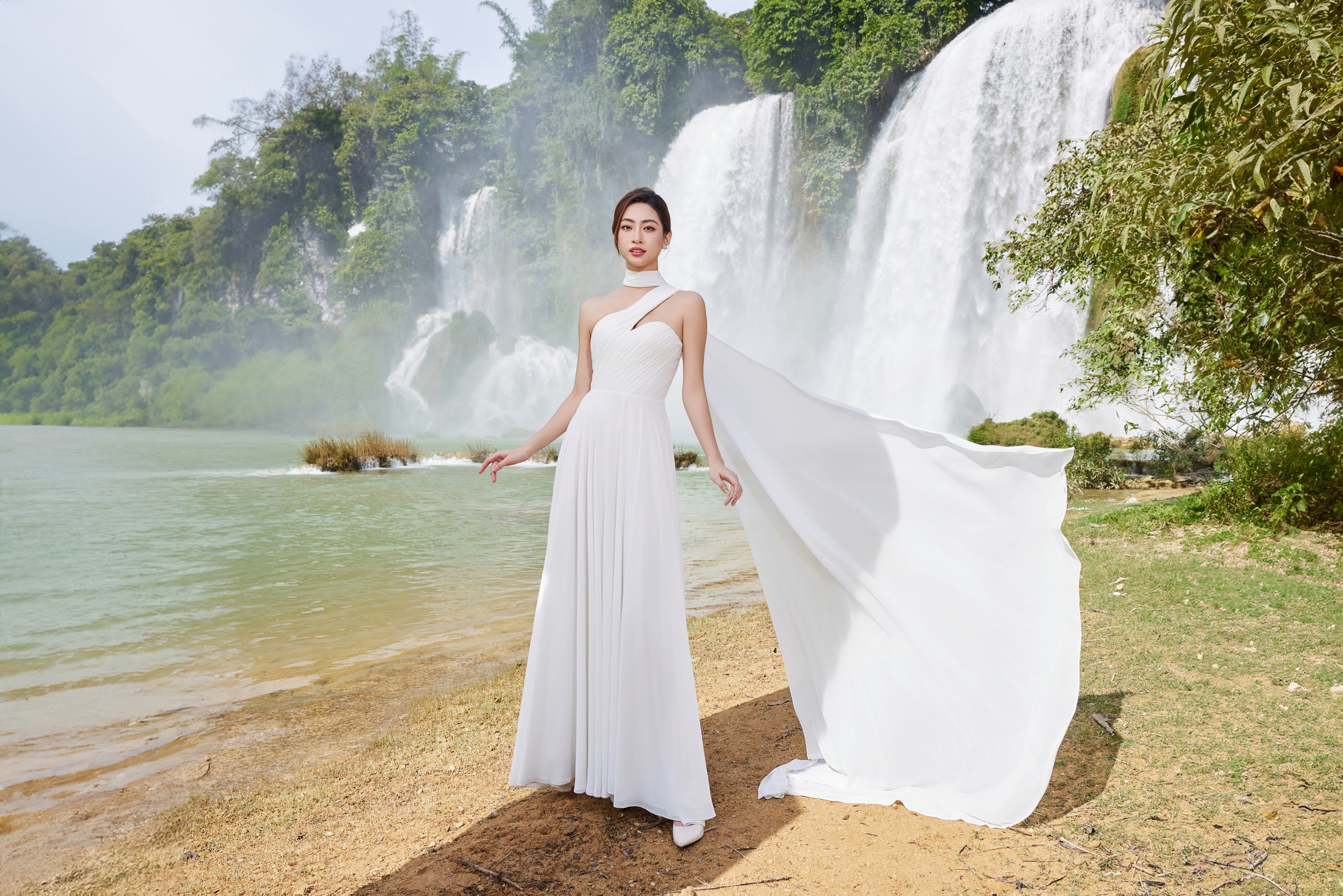 HH Lương Thuỳ Linh: 19 tuổi đăng quang hoa hậu, cao 1m80, chân dài 1m22, thành công vượt trội sau 5 năm
- Ảnh 3. HH Lương Thuỳ Linh: 19 tuổi đăng quang hoa hậu, cao 1m80, chân dài 1m22, thành công vượt trội sau 5 năm
- Ảnh 3.