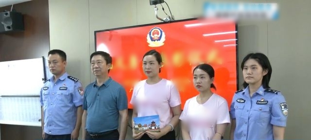 Người phụ nữ mua vàng 3 ngày liên tục, có lúc chi hơn 650 triệu đồng: chủ tiệm vàng báo cảnh sát gấp, chặn đứng hành vi lừa đảo tinh vi
- Ảnh 4. Người phụ nữ mua vàng 3 ngày liên tục, có lúc chi hơn 650 triệu đồng: chủ tiệm vàng báo cảnh sát gấp, chặn đứng hành vi lừa đảo tinh vi
- Ảnh 4.