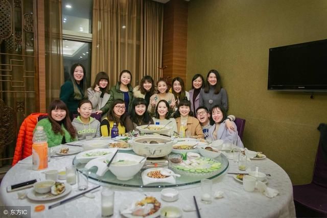 Đưa con trai đi họp lớp cùng sau 30 năm tốt nghiệp: Bạn bè vui vẻ hỏi han cháu, tối về tôi ngỡ ngàng vì bị loại khỏi nhóm chat- Ảnh 1. Đưa con trai đi họp lớp cùng sau 30 năm tốt nghiệp: Bạn bè vui vẻ hỏi han cháu, tối về tôi ngỡ ngàng vì bị loại khỏi nhóm chat- Ảnh 1.