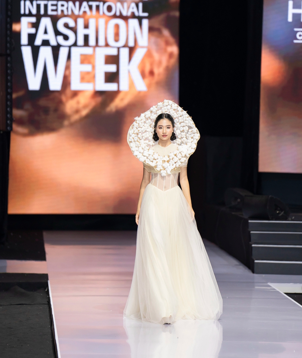 Siêu mẫu Võ Hoàng Yến đảm nhận vị trí vedette bộ sưu tập “Bông của NTK Thảo Nguyễn - Ảnh 6.