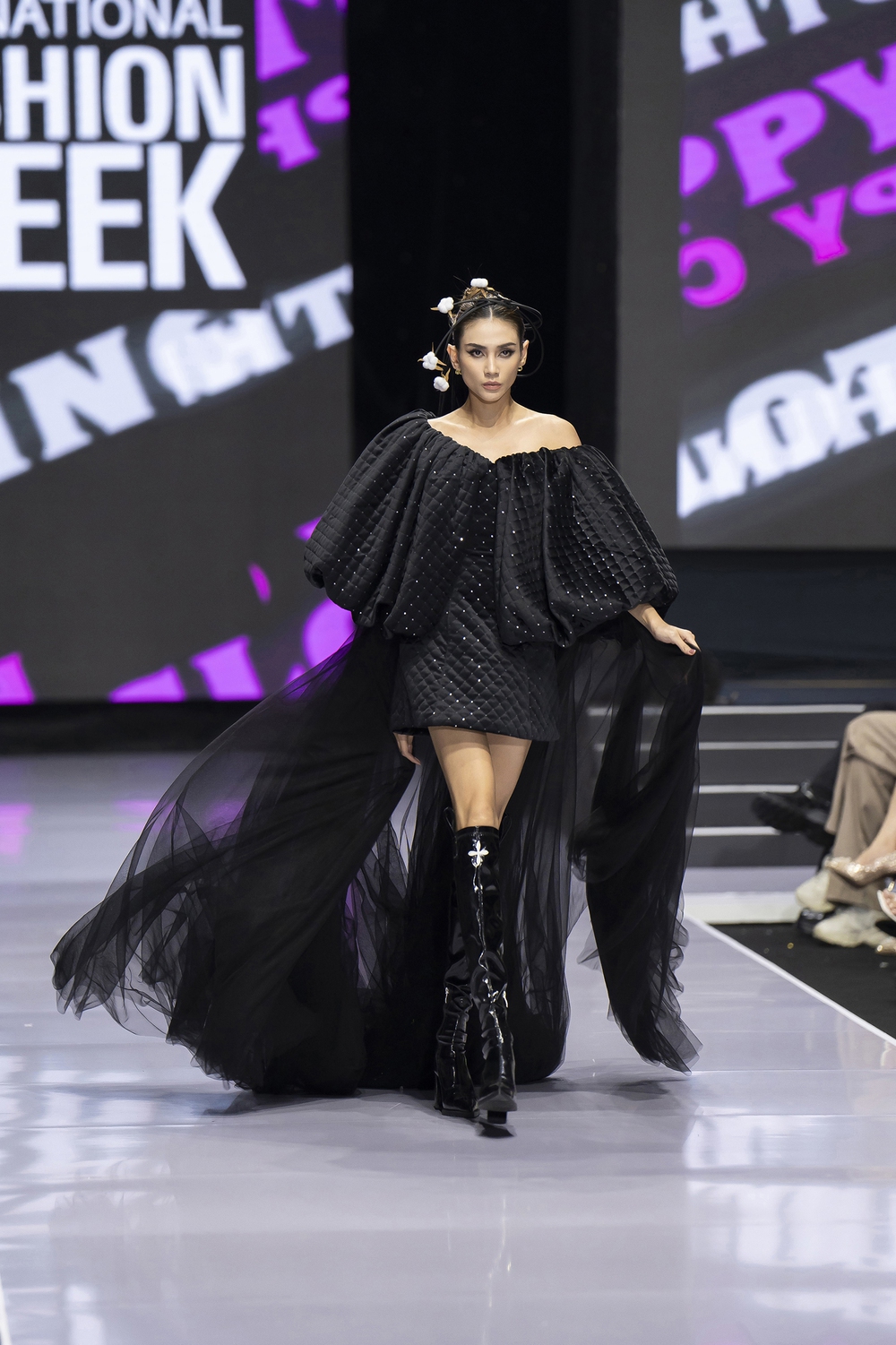 Siêu mẫu Võ Hoàng Yến đảm nhận vị trí vedette bộ sưu tập “Bông của NTK Thảo Nguyễn - Ảnh 2.