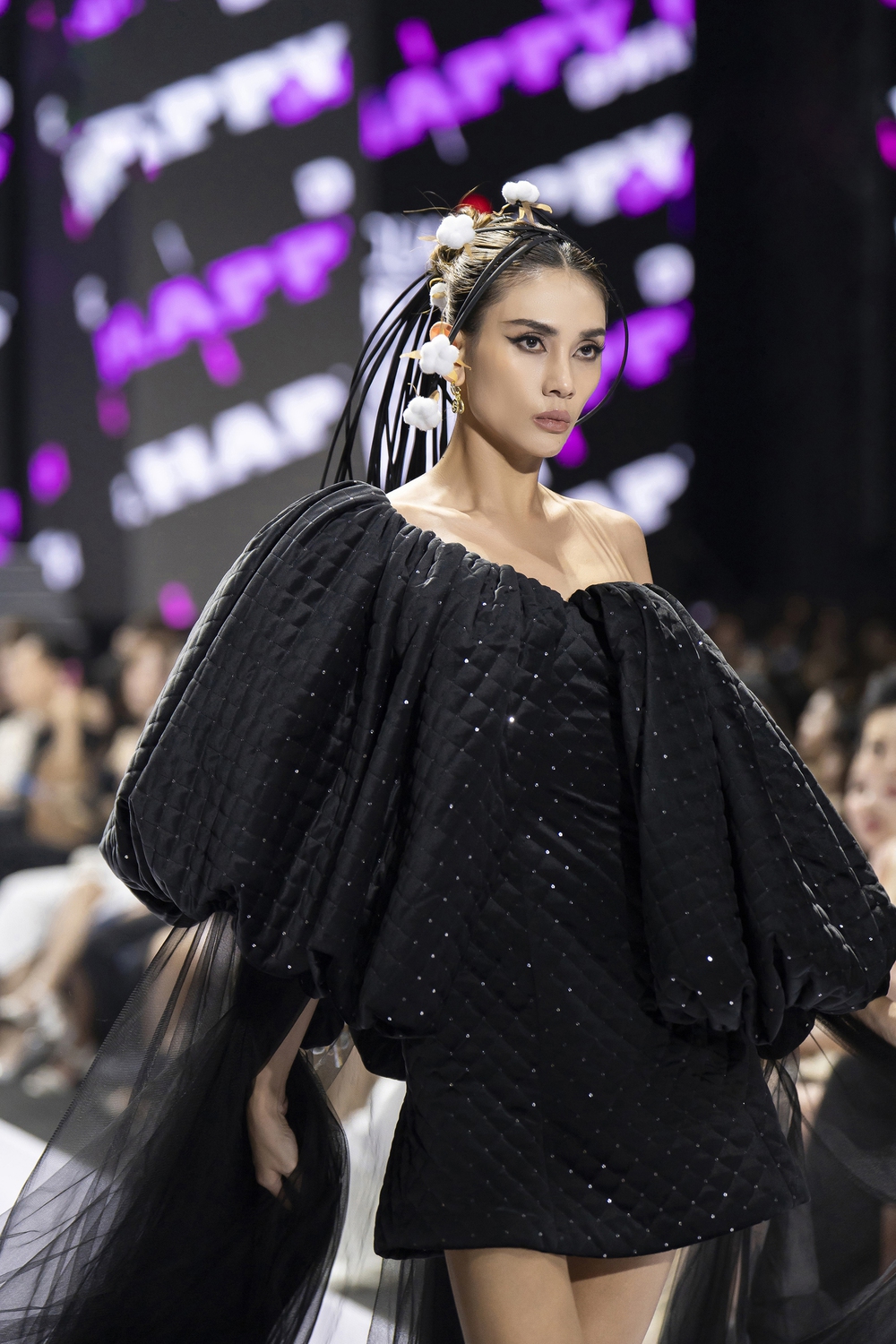 Siêu mẫu Võ Hoàng Yến đảm nhận vị trí vedette bộ sưu tập “Bông của NTK Thảo Nguyễn - Ảnh 3.