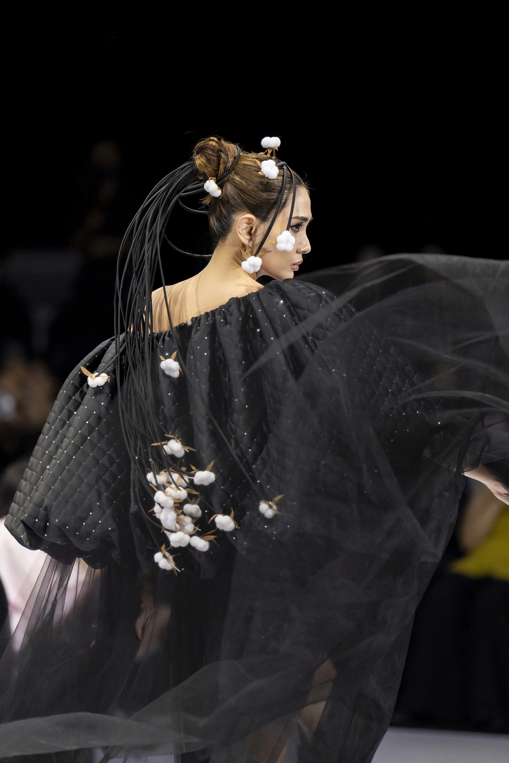 Siêu mẫu Võ Hoàng Yến đảm nhận vị trí vedette bộ sưu tập “Bông của NTK Thảo Nguyễn - Ảnh 4.