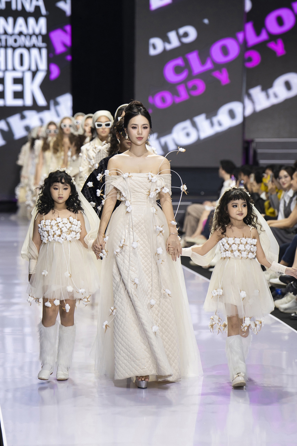 Siêu mẫu Võ Hoàng Yến đảm nhận vị trí vedette bộ sưu tập “Bông của NTK Thảo Nguyễn - Ảnh 5.