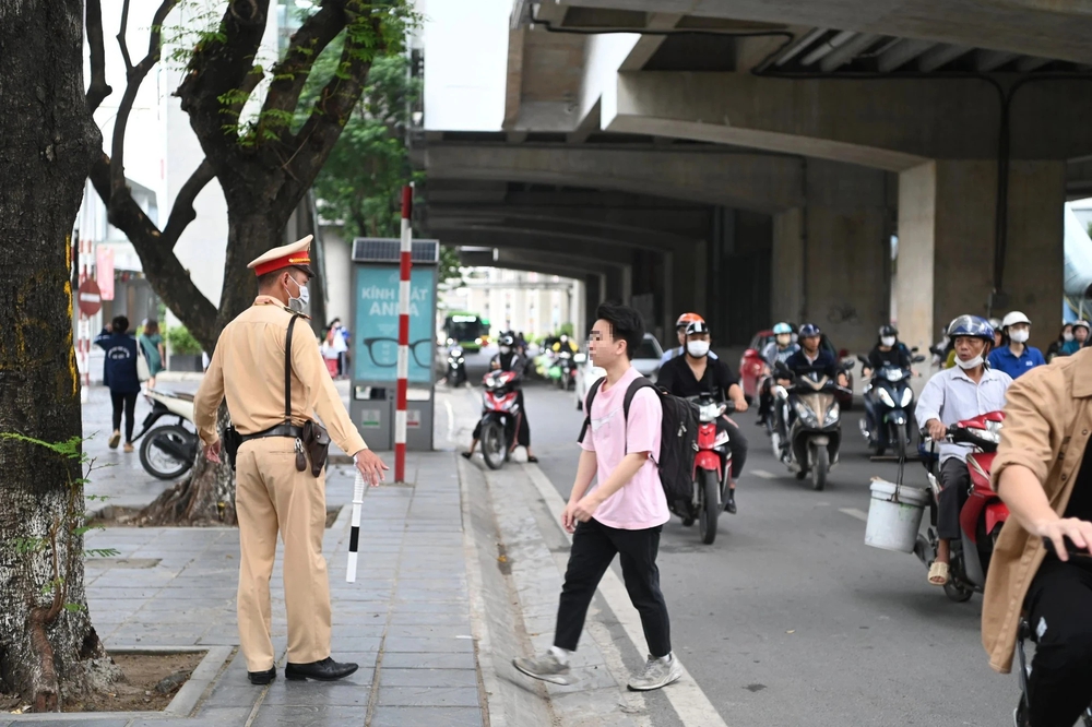 Người đi bộ có thể đối diện án phạt tù tới 15 năm nếu tiếp tục đi như thế này - Ảnh 2.