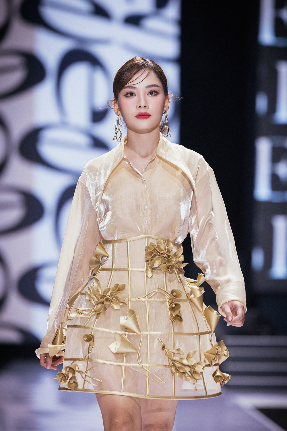 Dàn sao hội tụ, á hậu Phương Nhi và hoa hậu Mai Phương tự tin catwalk - Ảnh 6.