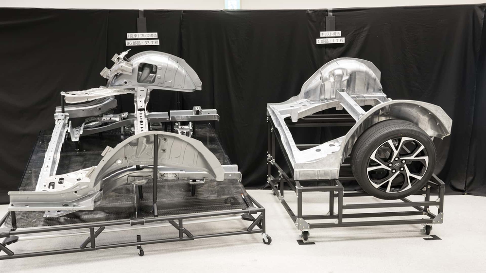 Xe điện Trung Quốc rẻ vô địch nhưng Toyota, Honda, Nissan đã có cách: Dùng 'gậy ông đập lưng ông'?- Ảnh 4. Phần khung phía sau của xe Toyota áp dụng Gigacasting (bên phải) chỉ còn 1 bộ phận và mất 1 bước sản xuất, trong khi phương pháp sản xuất cũ (bên trái) cần 86 chi tiết và 33 bước.