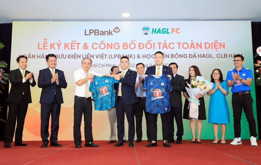 Đại gia đứng sau bầu Đức, chống lưng cho HAGL: Một thời chớp nhoáng trên bầu trời V.League! - Ảnh 4.