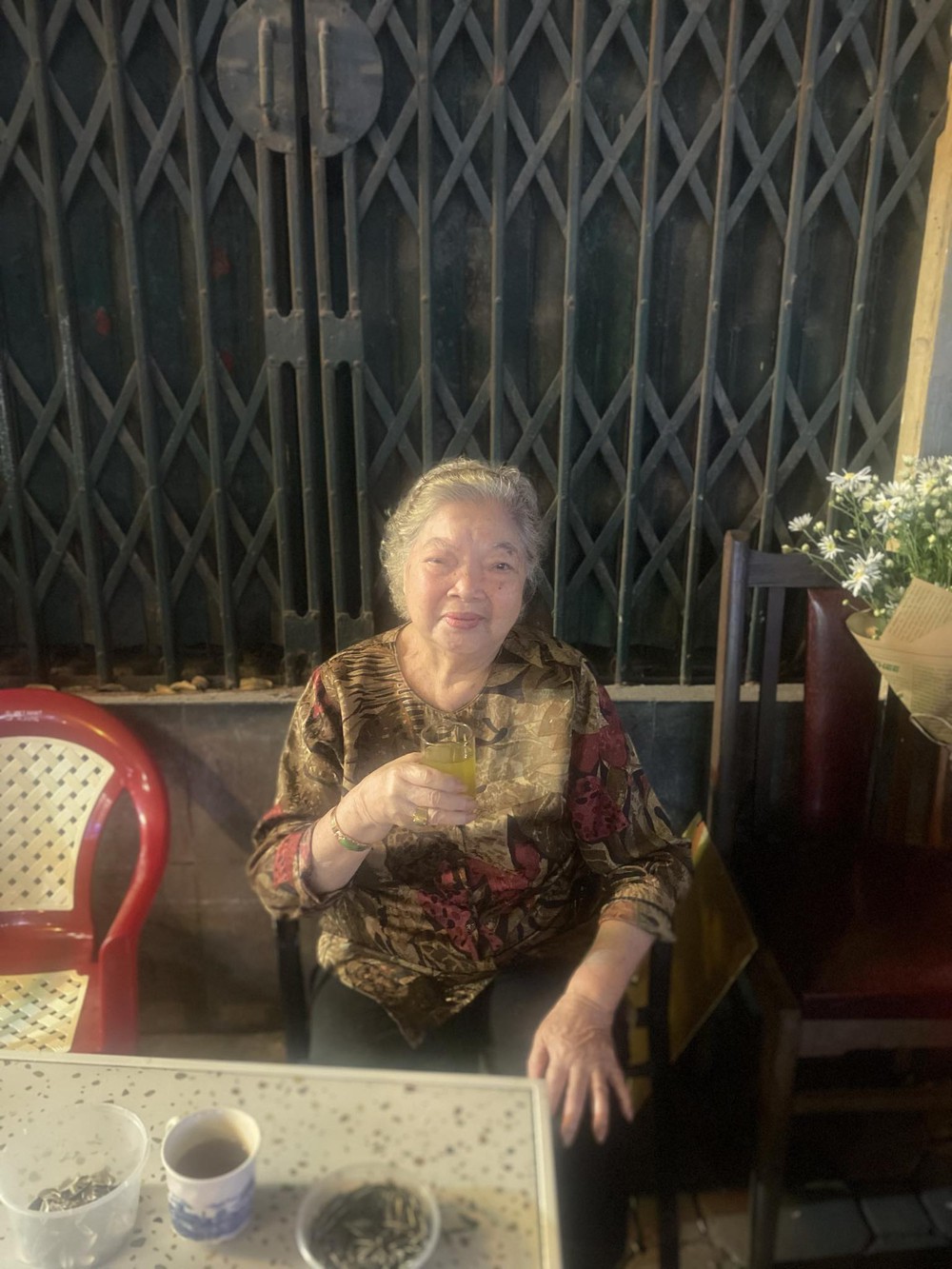 Nữ diễn viên 85 tuổi thích ngồi quán nước chè cắn hạt dưa, tâm sự bạn bè bất ngờ được phong NSƯT - Ảnh 1.