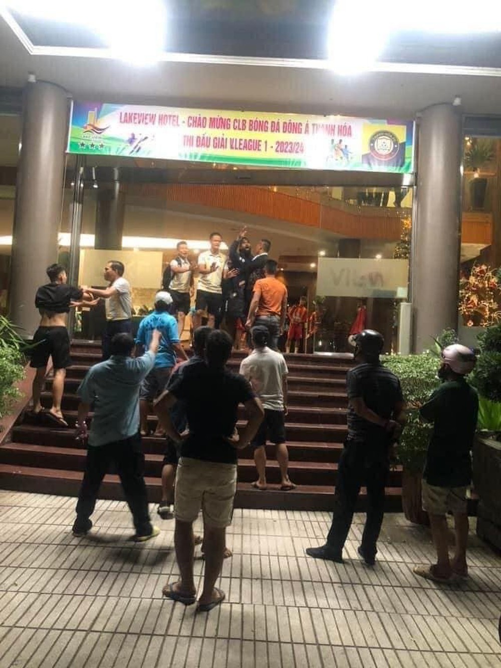 Báo Trung Quốc chê hình ảnh xấu xí xuất hiện ở làng bóng đá Việt Nam - Ảnh 3.