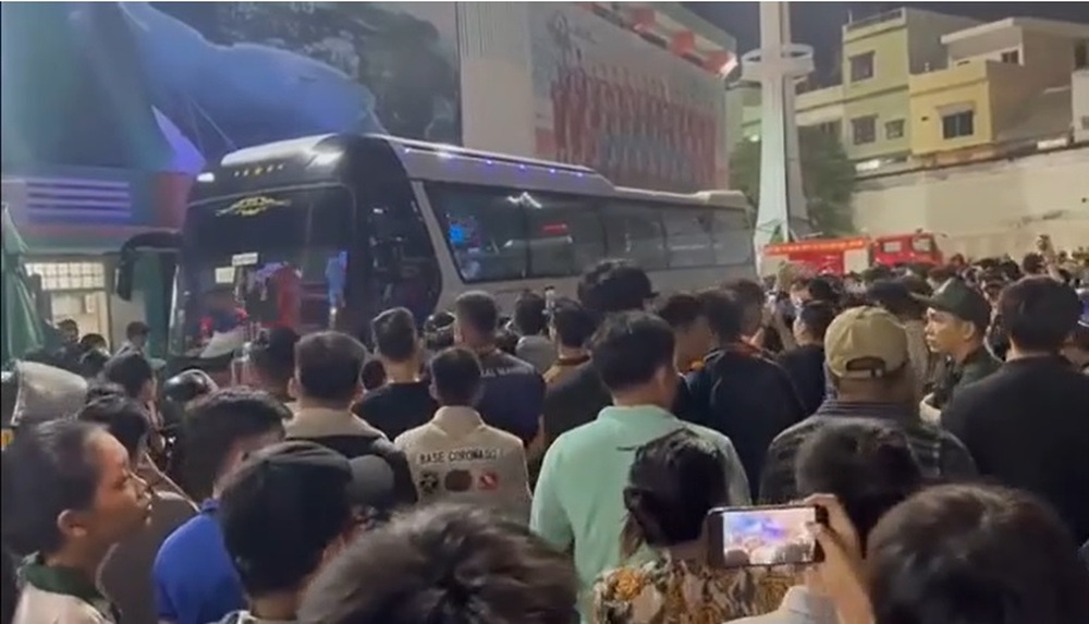 Báo Trung Quốc chê hình ảnh xấu xí xuất hiện ở làng bóng đá Việt Nam - Ảnh 2.