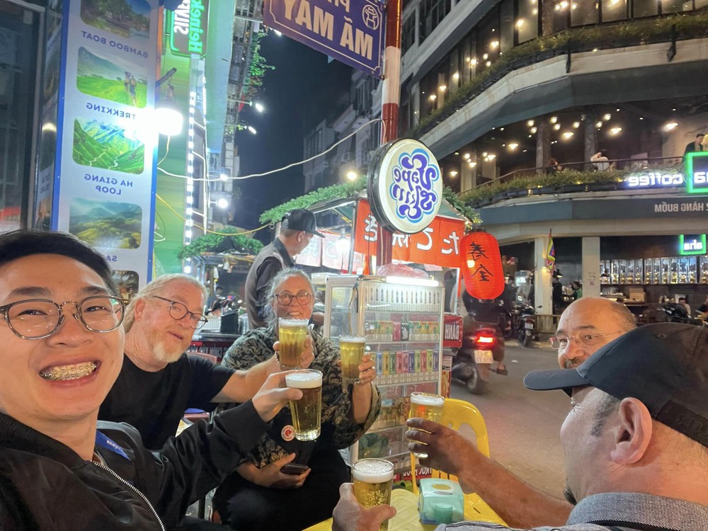 Nghe thuyết minh về tiền vàng mã, đoàn khách Tây thích thú, thi nhau xin chụp ảnh làm kỷ niệm - Ảnh 8.