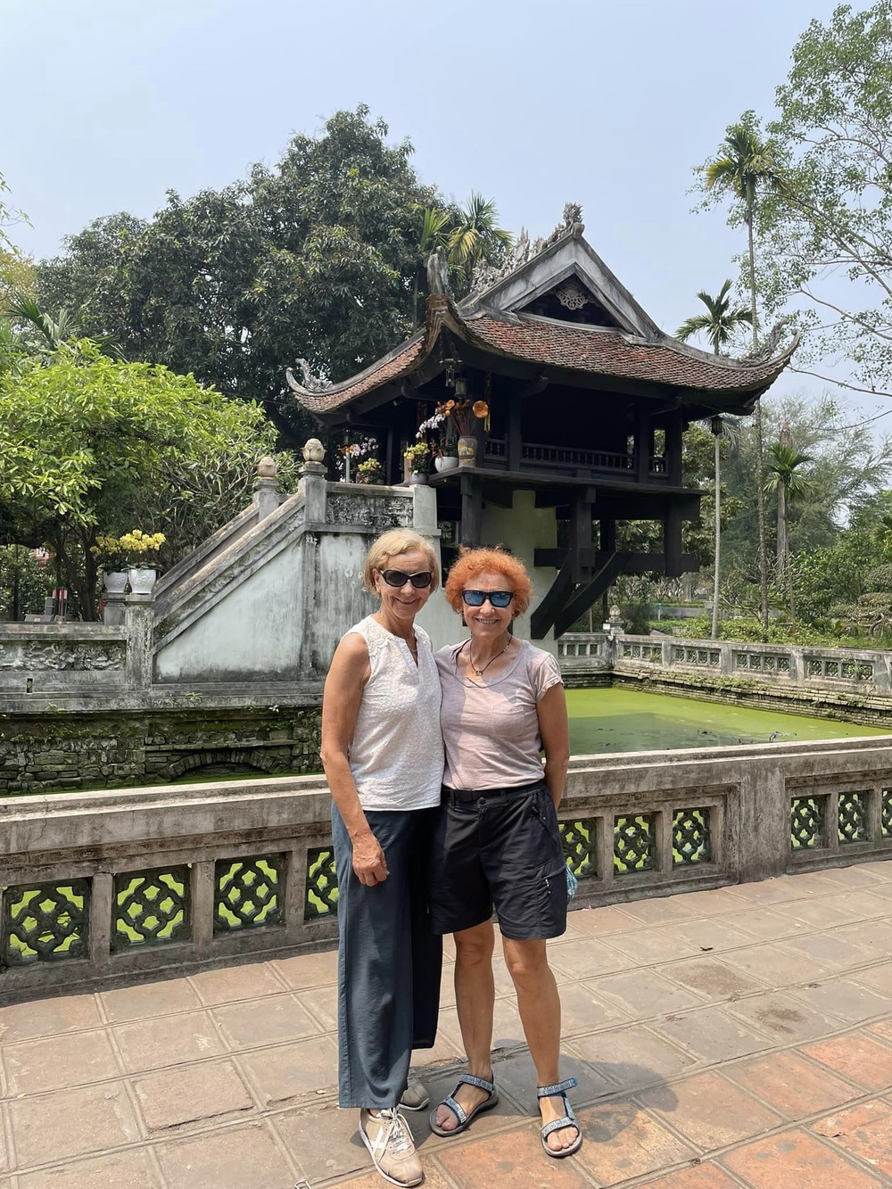 Nghe thuyết minh về tiền vàng mã, đoàn khách Tây thích thú, thi nhau xin chụp ảnh làm kỷ niệm - Ảnh 5.