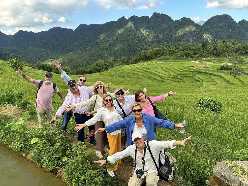 Nghe thuyết minh về tiền vàng mã, đoàn khách Tây thích thú, thi nhau xin chụp ảnh làm kỷ niệm - Ảnh 9.