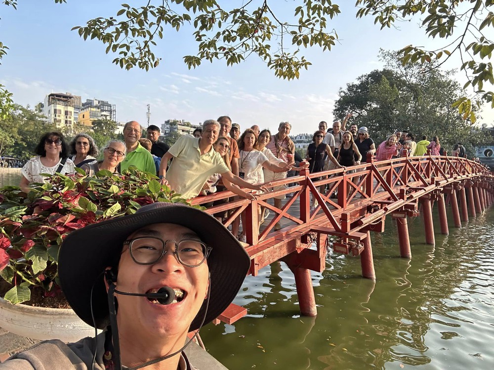 Nghe thuyết minh về tiền vàng mã, đoàn khách Tây thích thú, thi nhau xin chụp ảnh làm kỷ niệm - Ảnh 6.