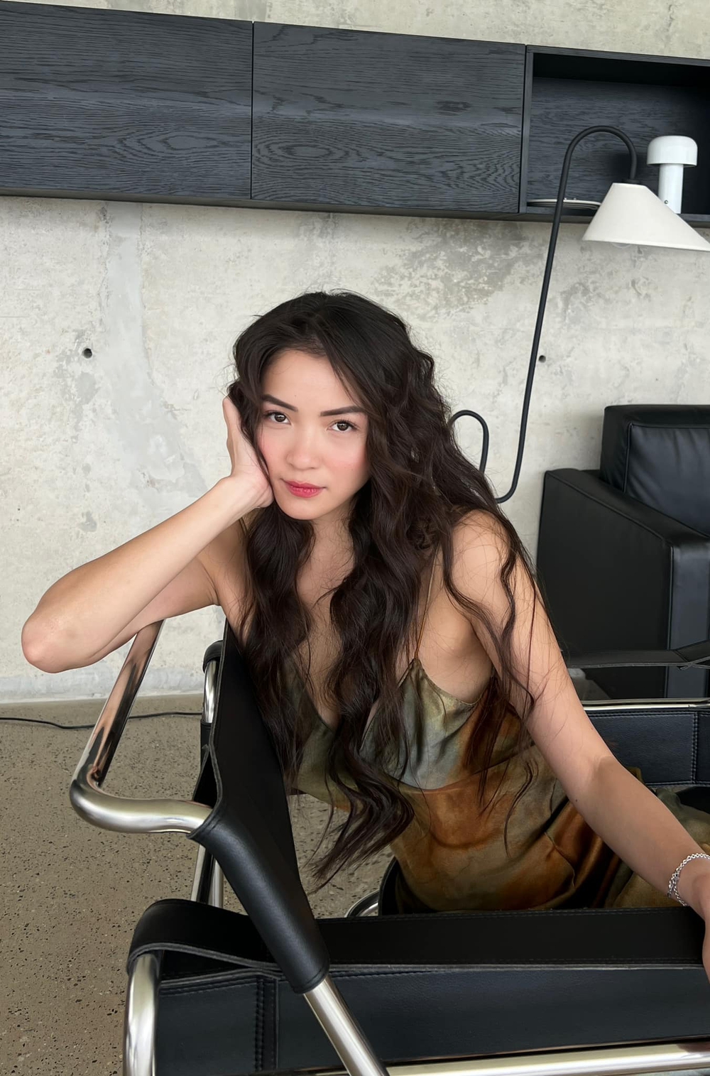 Hot girl Thủy Top U35: Nhan sắc như nàng thơ, thân hình quyến rũ, tâm hồn 18 tuổi - Ảnh 1.