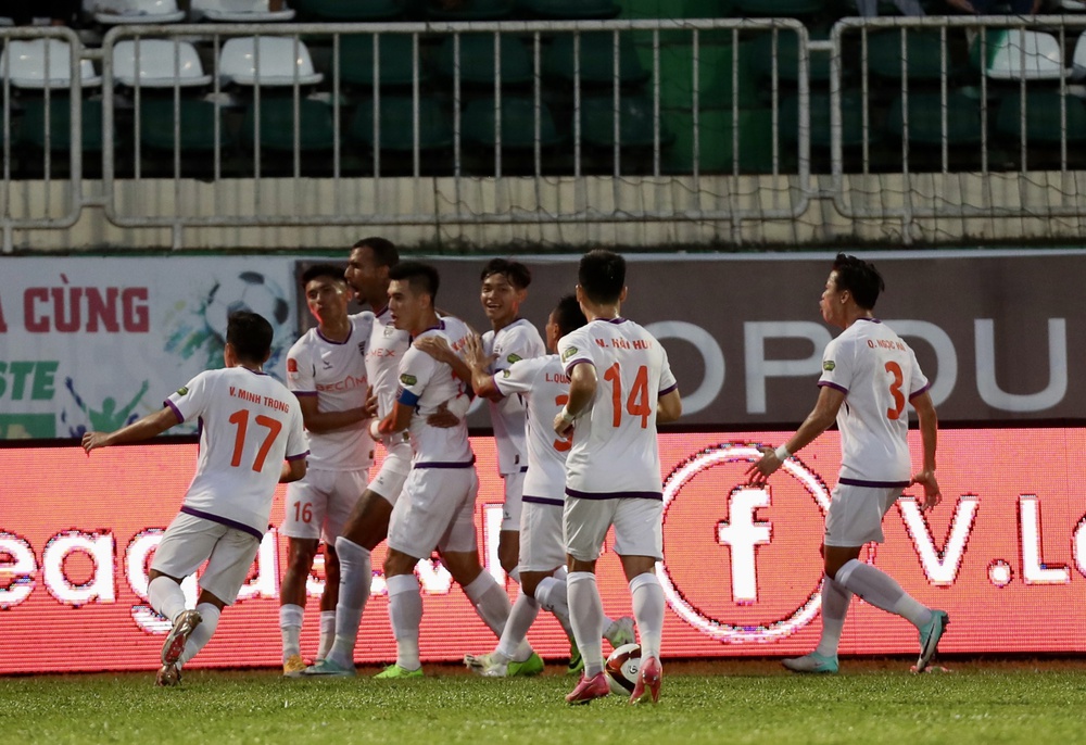 HAGL lại suýt đắm đò thất vọng trong ngày HLV Troussier nhận niềm vui từ trò trẻ - Ảnh 3.