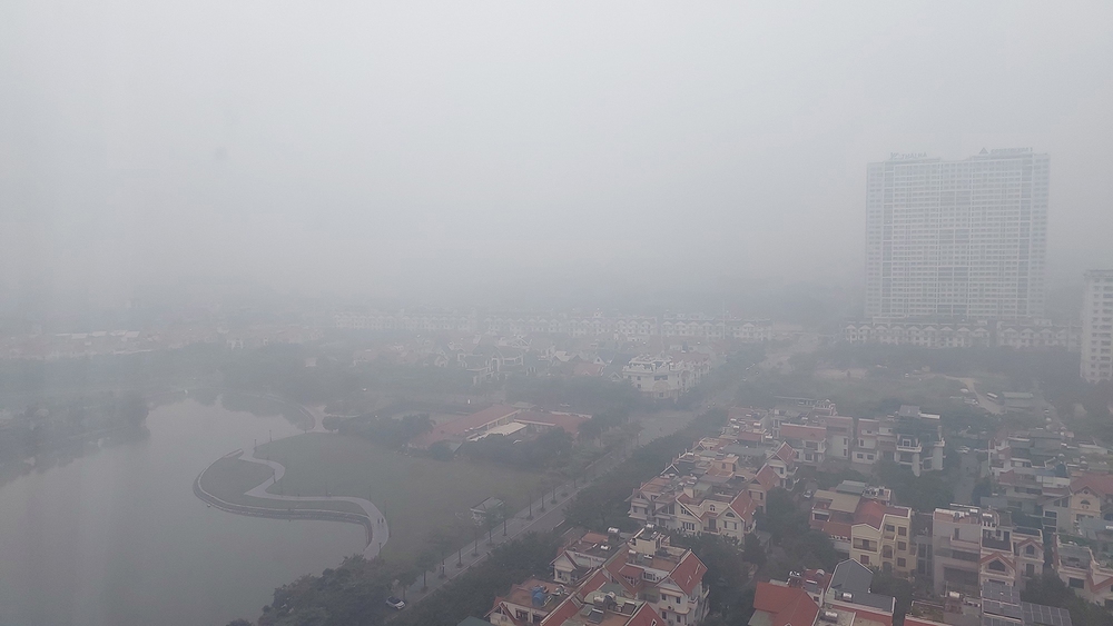 Hàng loạt chuyến bay phải quay đầu hạ cánh ở sân bay khác vì Nội Bài sương mù dày đặc - Ảnh 2.