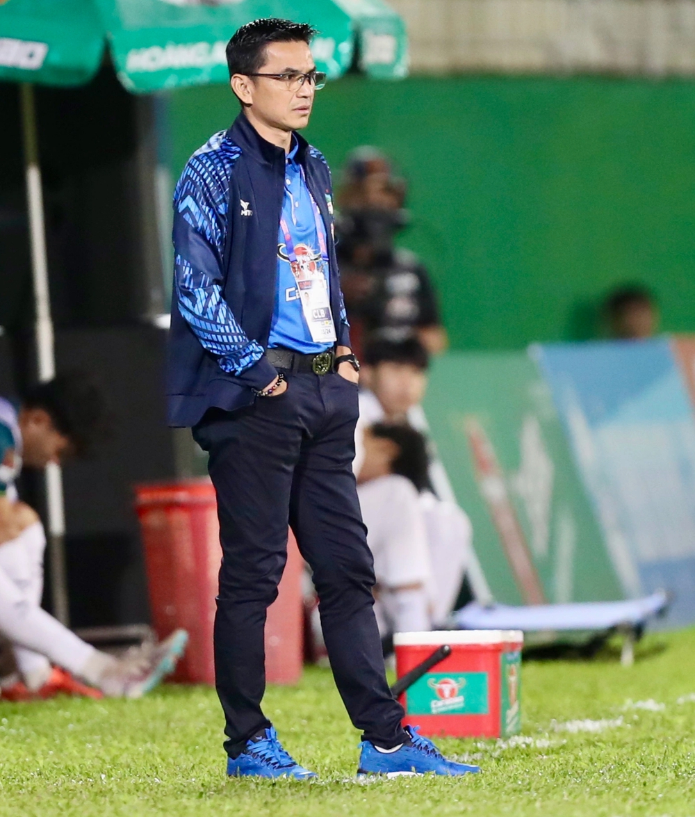 Nghe lời thở than từ HLV Kiatisuk, mới thấy giấc mộng V.League của bầu Đức còn lắm chông chênh - Ảnh 1.