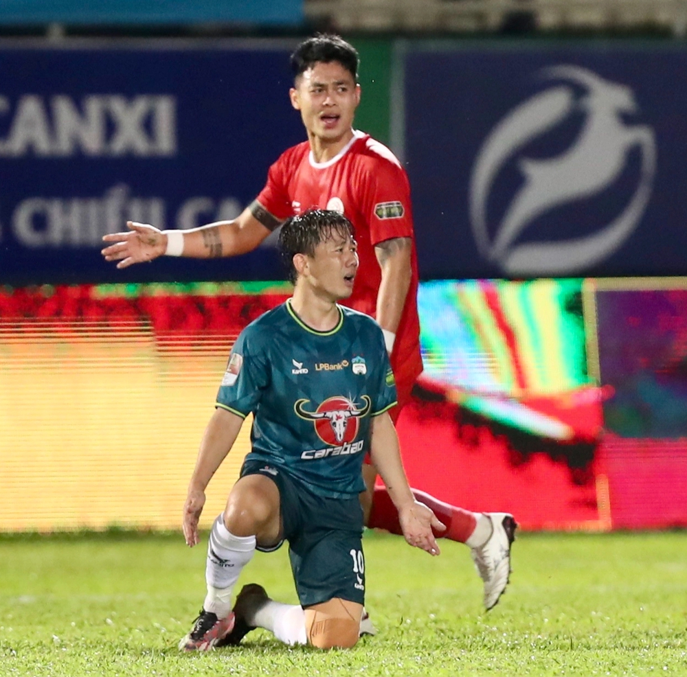Nghe lời thở than từ HLV Kiatisuk, mới thấy giấc mộng V.League của bầu Đức còn lắm chông chênh - Ảnh 3.