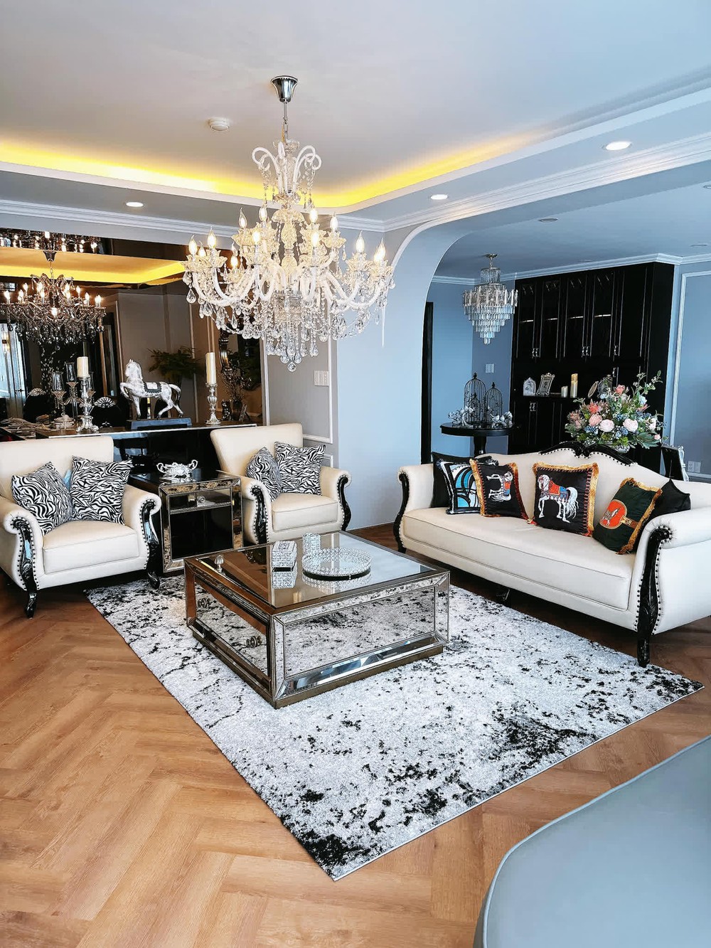 Nam ca sĩ Việt U50 đẹp trai, giàu có nhưng không vợ con, ở penthouse xa hoa 8 phòng ngủ, 10 toilet- Ảnh 4. Nam ca sĩ Việt U50 đẹp trai, giàu có nhưng không vợ con, ở penthouse xa hoa 8 phòng ngủ, 10 toilet- Ảnh 4.