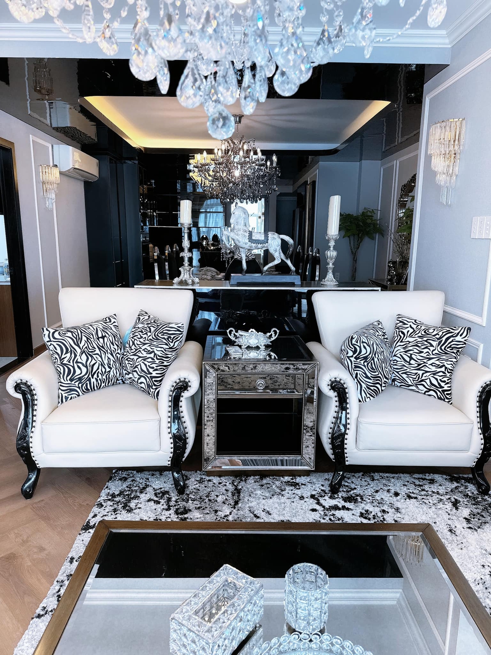 Nam ca sĩ Việt U50 đẹp trai, giàu có nhưng không vợ con, ở penthouse xa hoa 8 phòng ngủ, 10 toilet- Ảnh 3. Nam ca sĩ Việt U50 đẹp trai, giàu có nhưng không vợ con, ở penthouse xa hoa 8 phòng ngủ, 10 toilet- Ảnh 3.