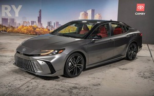 Toyota Camry 2025 ra mắt: Chỉ chạy hybrid, thiết kế nhiều điểm giống Crown, chờ ngày về Việt Nam