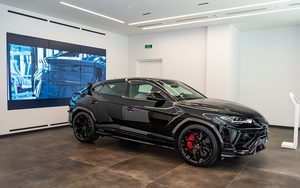 Quần áo, vali trăm triệu, tai nghe thử tiếng pô và rất nhiều thứ vui vẻ khác có trong showroom Lamborghini tại TP.HCM