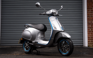 Xe máy điện đắt nhất của Vespa tại Việt Nam: Giá gần gấp 4 lần bản xăng, sạc đầy 4 giờ, đi 100km