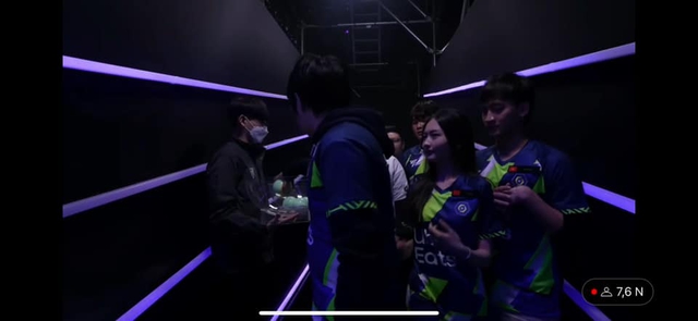 Gái xinh khiến nam streamer nhà Độ Mixi có hành động đặc biệt trên sóng, "tổ check var" nhanh chóng vào cuộc - Ảnh 2. Gái xinh khiến nam streamer nhà Độ Mixi có hành động đặc biệt trên sóng, "tổ check var" nhanh chóng vào cuộc - Ảnh 2.